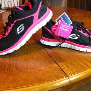 NWT Skechers memory foam sneaker size 8